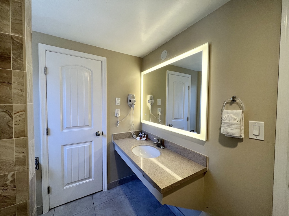 Aura Inn Monterey - photo 95