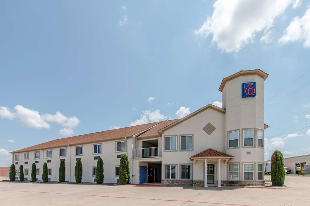 Motel 6 Hutchins - featured photo