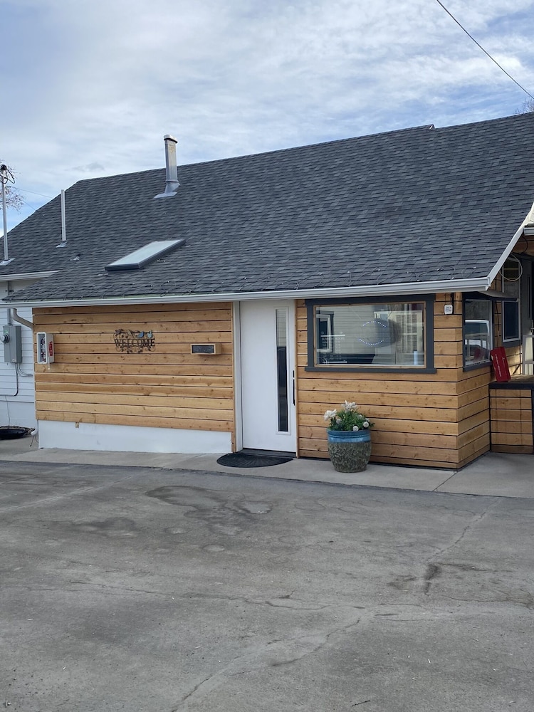 Lamplighter Cabins & Suites - photo 2