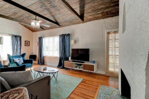 Spanish Beach Bungalow MainHouse — 4-Star Luxury Hotel in Daytona Beach, United States