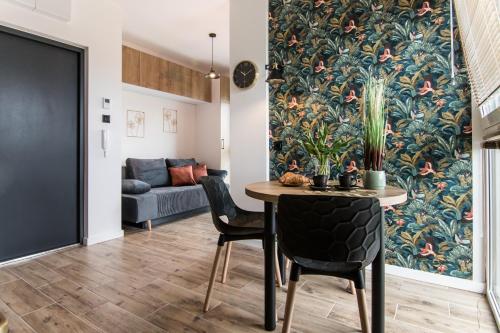 Parrot 77 Apartments Wigury Dostęp na KOD Parking Smaczna Kawa Centrum Blisko Piotrkowska Galeria Widok na miasto Klimatyzacja 7 piętro FV — 4-Star Luxury Hotel in Lodz, Poland