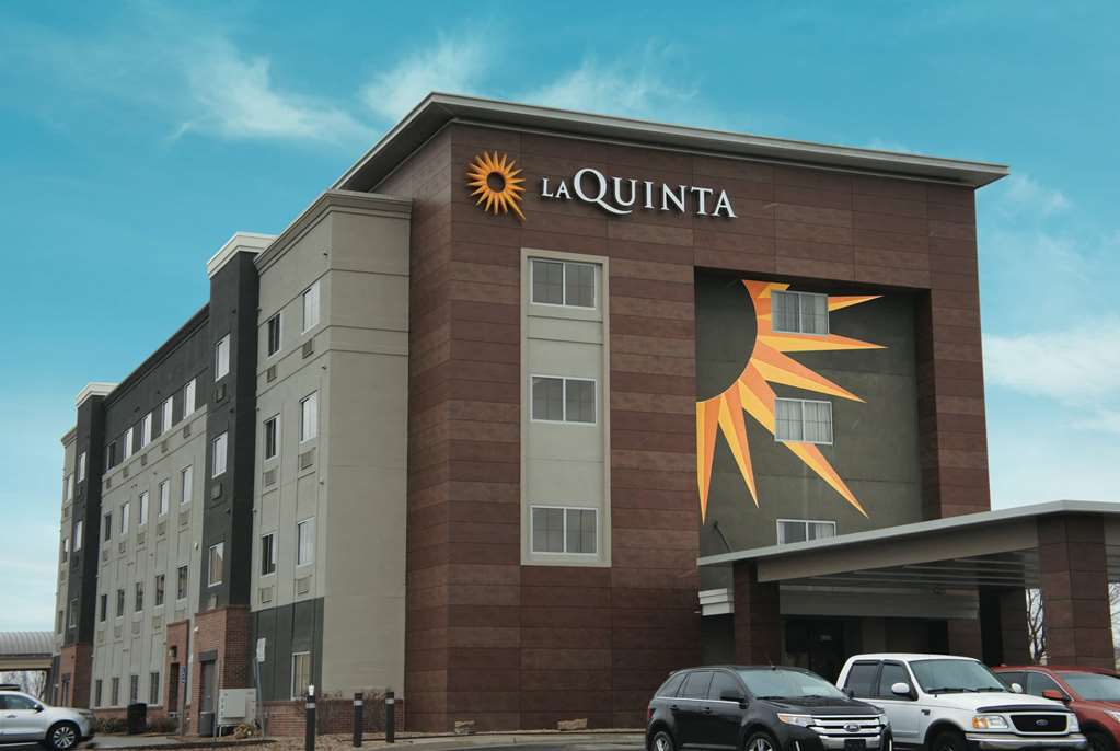 La Quinta Inn & Suites by Wyndham Wichita Airport - featured photo