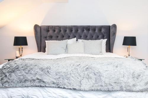 Luxury 3 Bed Royal Mile Apartment — 4-Star Luxury Hotel in Edinburgh, United Kingdom