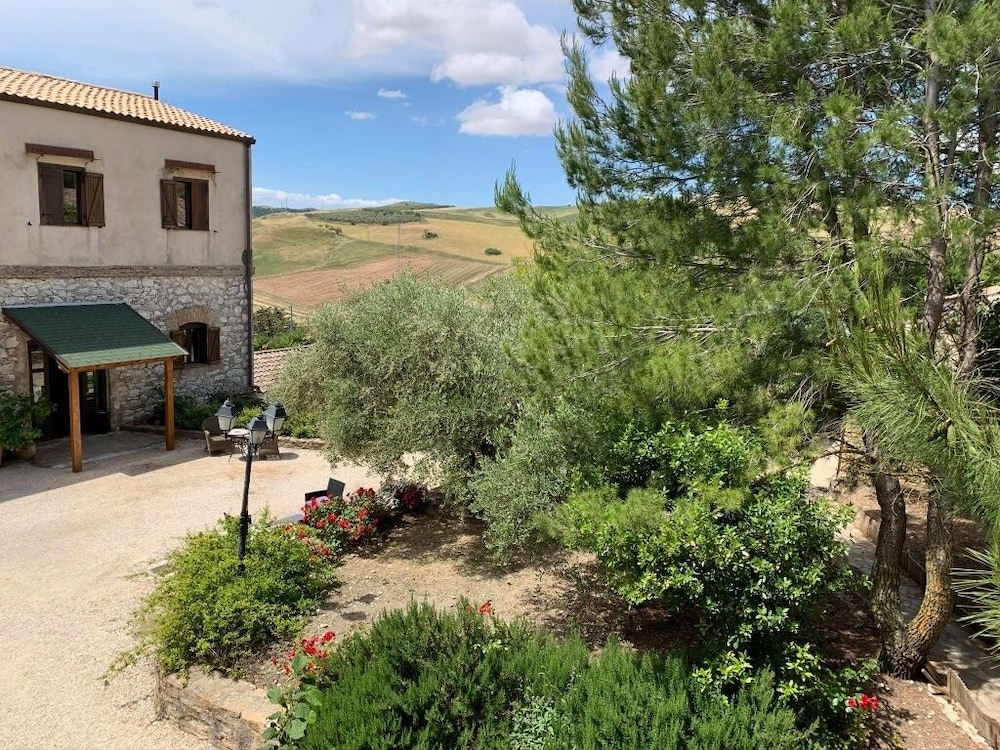 Agriturismo Sant'Agata — 4-Star Luxury Hotel in Piana Degli Albanesi, Italy