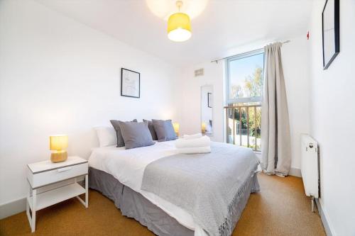 Bright & Cozy Hammersmith Flat with Terrace