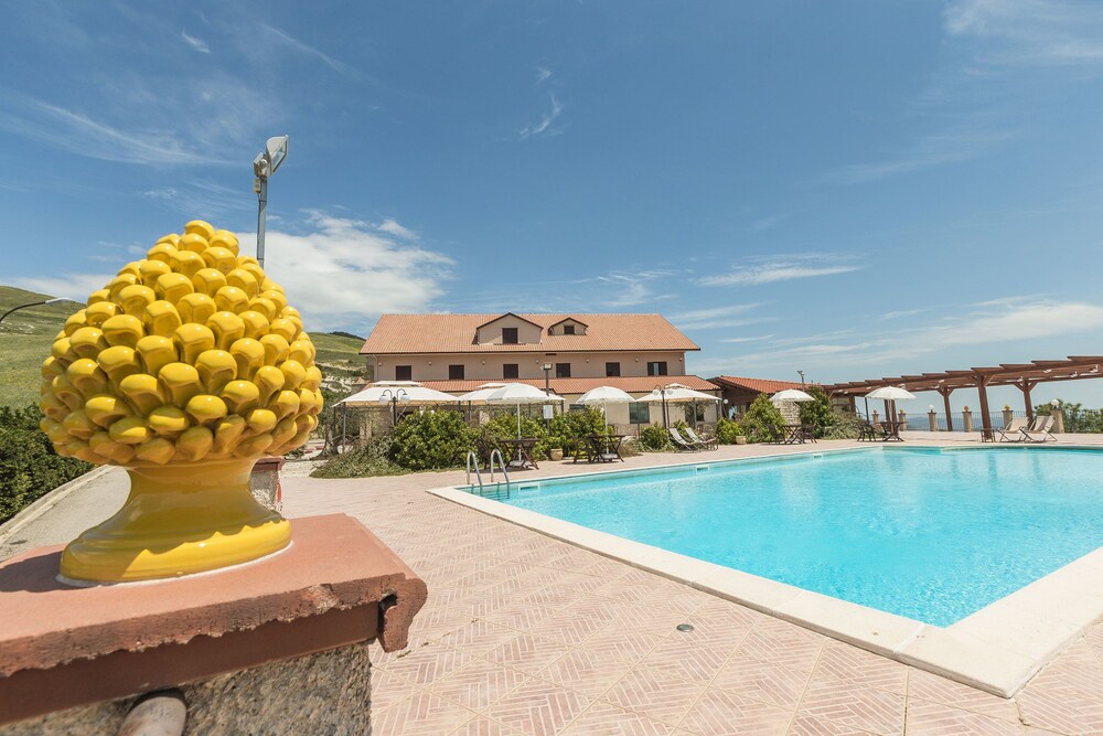 Pigna D'Oro Country Hotel — 4-Star Luxury Hotel in Santo Stefano Quisquina, Italy
