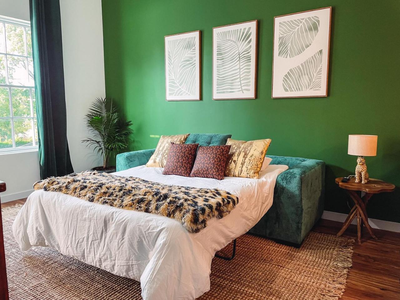 Dreaming With Dolly Luxe Stay Near Broadway in Nashville, United States