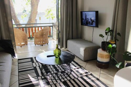 Contemporary Central Apartment by ARPA Hospitalities — 4-Star Luxury Hotel in Stellenbosch, South Africa