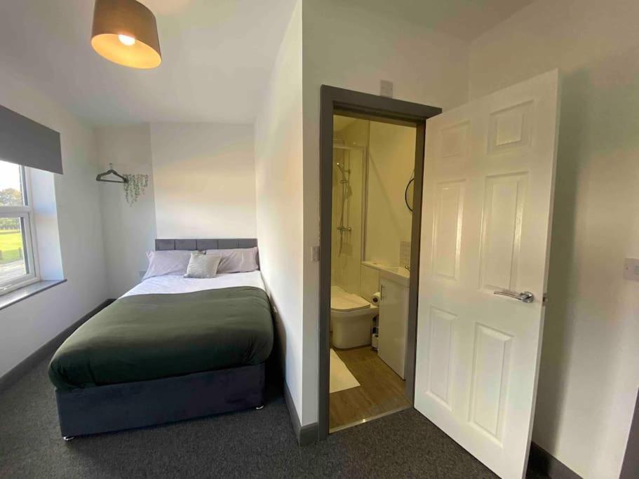 Private Ensuite Rooms With Kitchen Ideal For Work And Travel 20673186 — Swadlincote