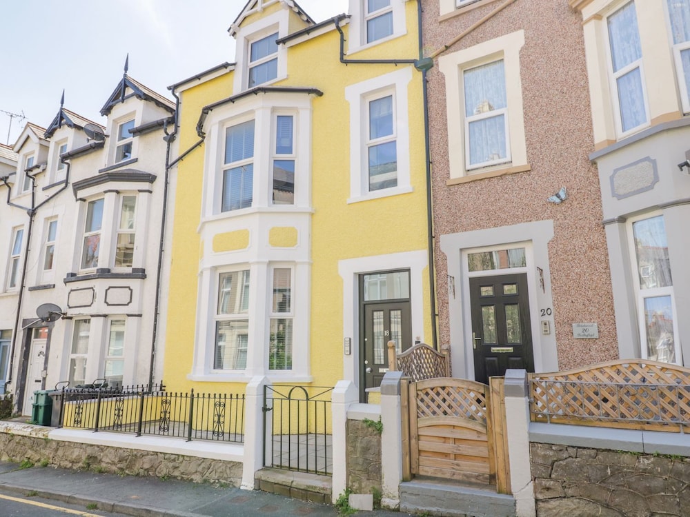 UpTown Manhattan House — 4-Star Luxury Hotel in Llandudno, United Kingdom