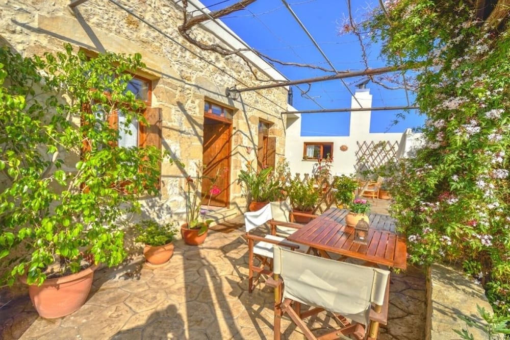 Picturesque Traditional Stone House — 4-Star Luxury Hotel in Kissamos, Greece