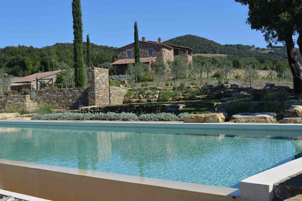 Le Moraiole Country House — 4-Star Luxury Hotel in Massa Marittima, Italy