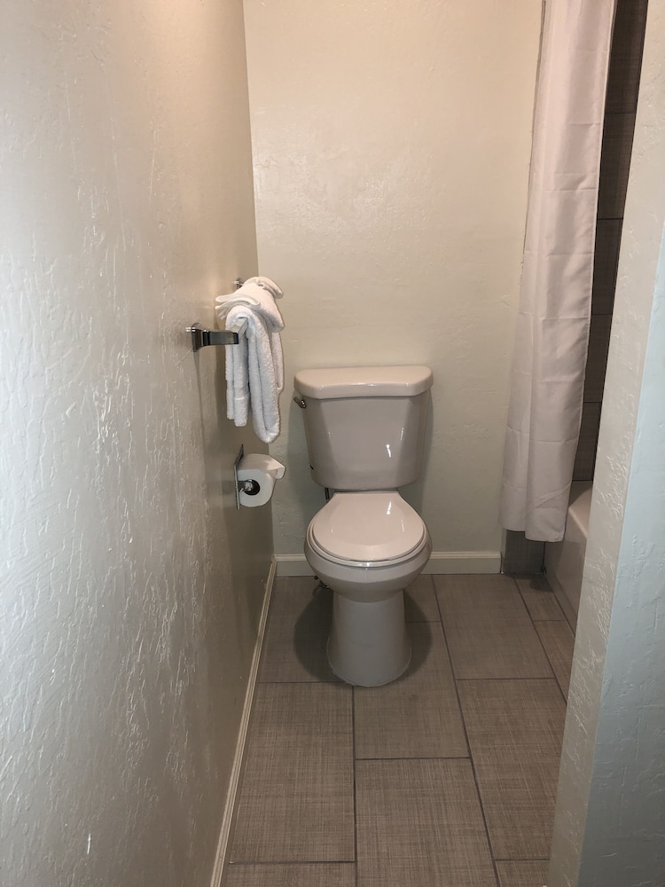 Cedar Inn & Suites - photo 47