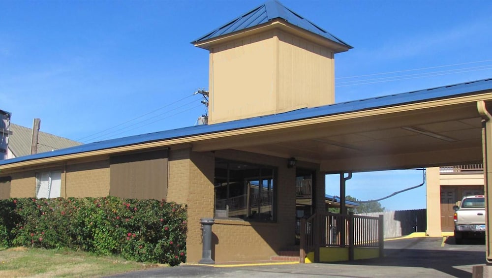 Xecutive Inn and Suites - photo 21