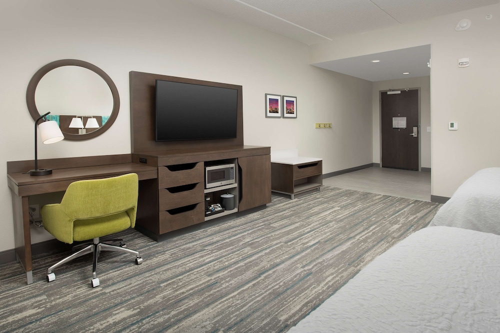 Hampton Inn & Suites Charlotte Airport Lake Pointe - photo 10