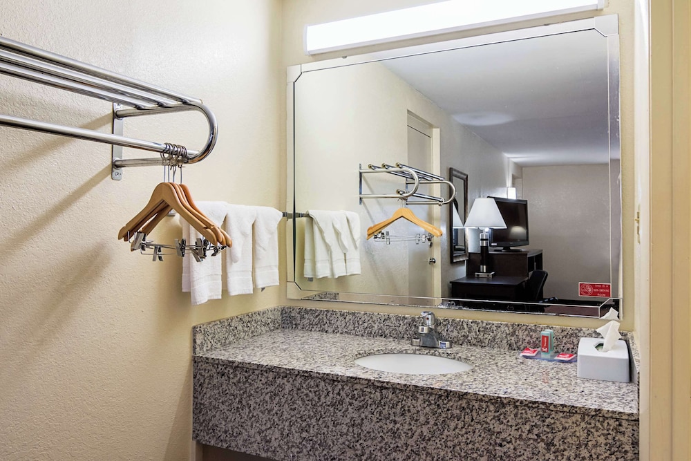 Econo Lodge Research Triangle Park - photo 20
