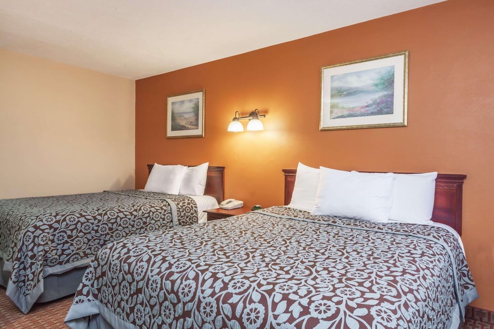 Red Carpet Inn - photo 5