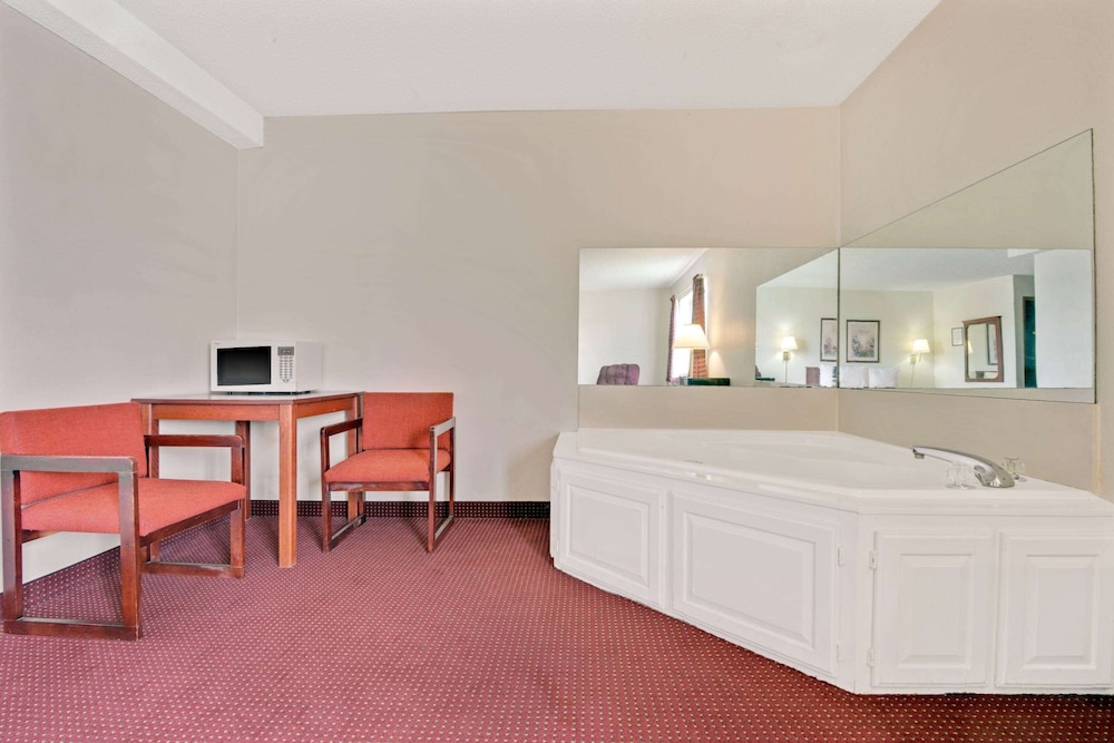 Super 8 by Wyndham Riverside Kansas City - photo 8