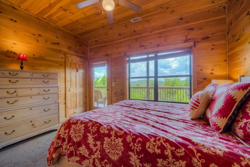 TreeTops Pet Friendly Master on Main 5 minutes from Downtown Blue Ridge in Blue Ridge, United States