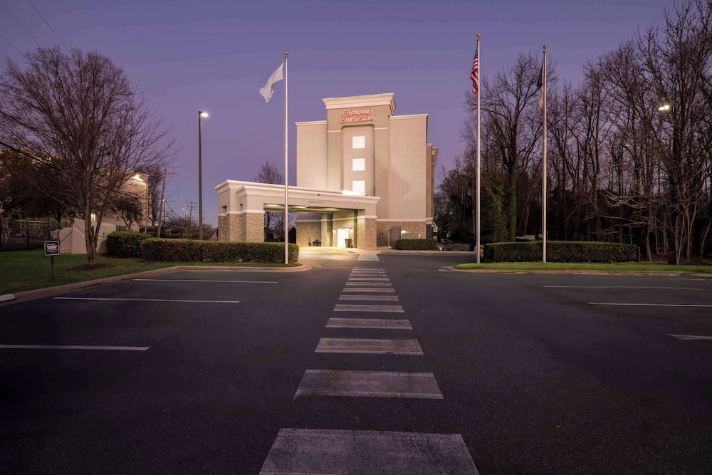 Hampton Inn & Suites Charlotte Airport - photo 54