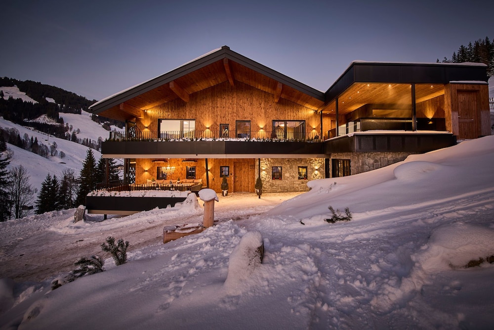 NANI Mountain Chalet — 4-Star Luxury Hotel in Saalbach, Austria