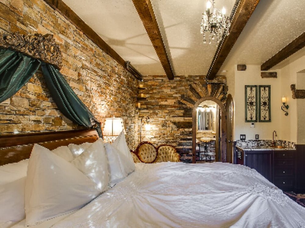 Storybook Riverside Inn - photo 10