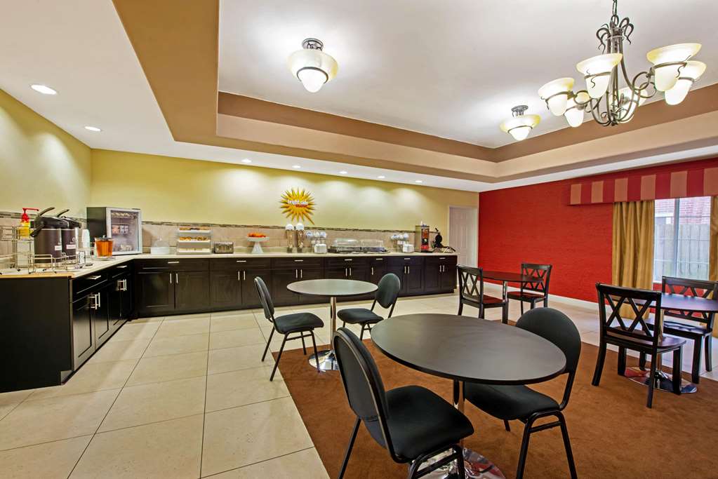 La Quinta Inn & Suites by Wyndham Port Arthur - photo 40