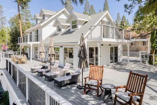 Luxury Lake Home The Bear Claw Boat Slip Sleeps 16 — 4-Star Luxury Hotel in Bass Lake, United States
