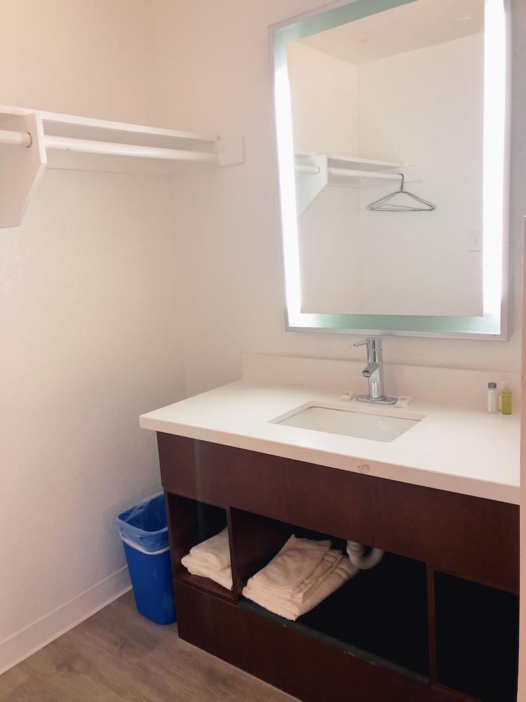 Super 8 by Wyndham San Jose Airport - photo 16