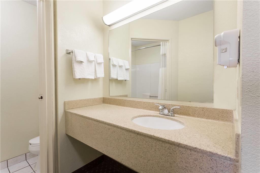 Days Inn & Suites by Wyndham Bloomington Normal IL - photo 12