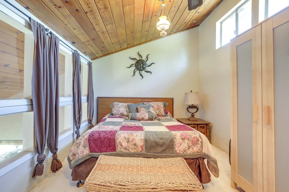 Auburn Cottage w Patios & Garden 3 Mi to Town in Auburn, United States