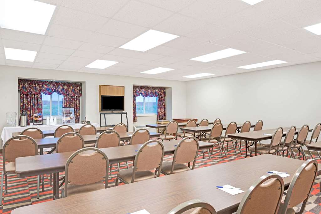 Microtel Inn & Suites by Wyndham Urbandale Des Moines - photo 11