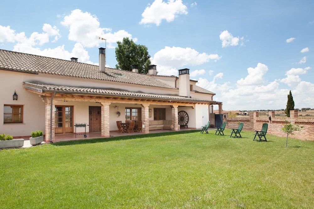 Casa Roble — 4-Star Luxury Hotel in Almenara De Tormes, Spain