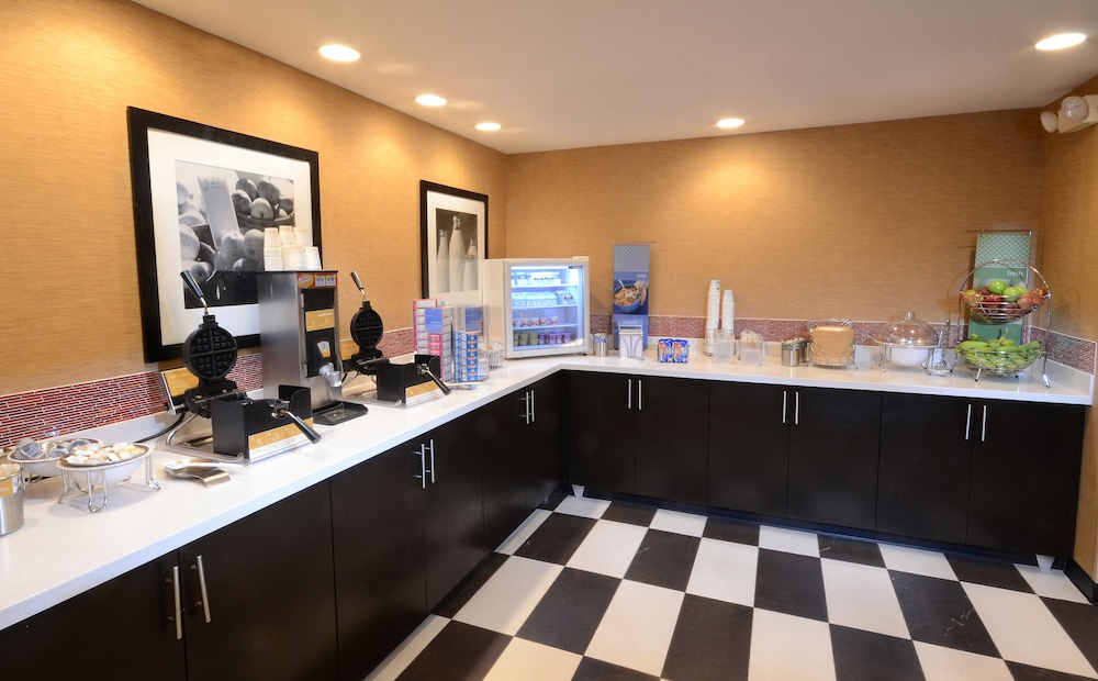 Hampton Inn Raleigh Capital Blvd. North - photo 36