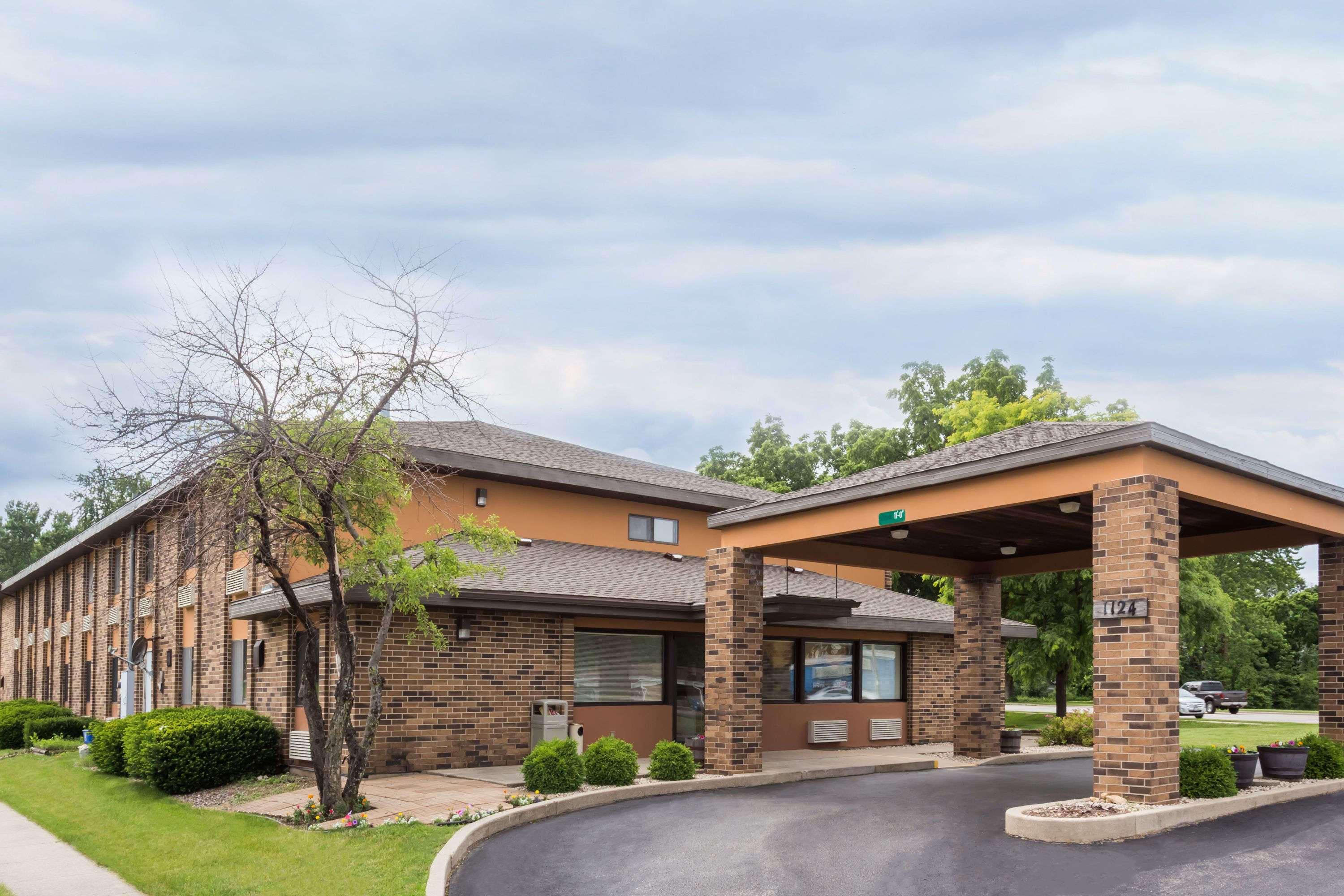 Days Inn by Wyndham Stoughton WI. - photo 2