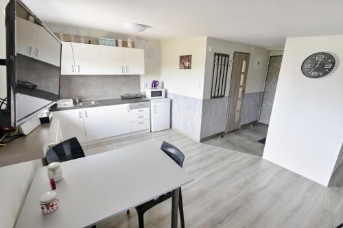 Apartmán Theo — Unknown City — photo 2