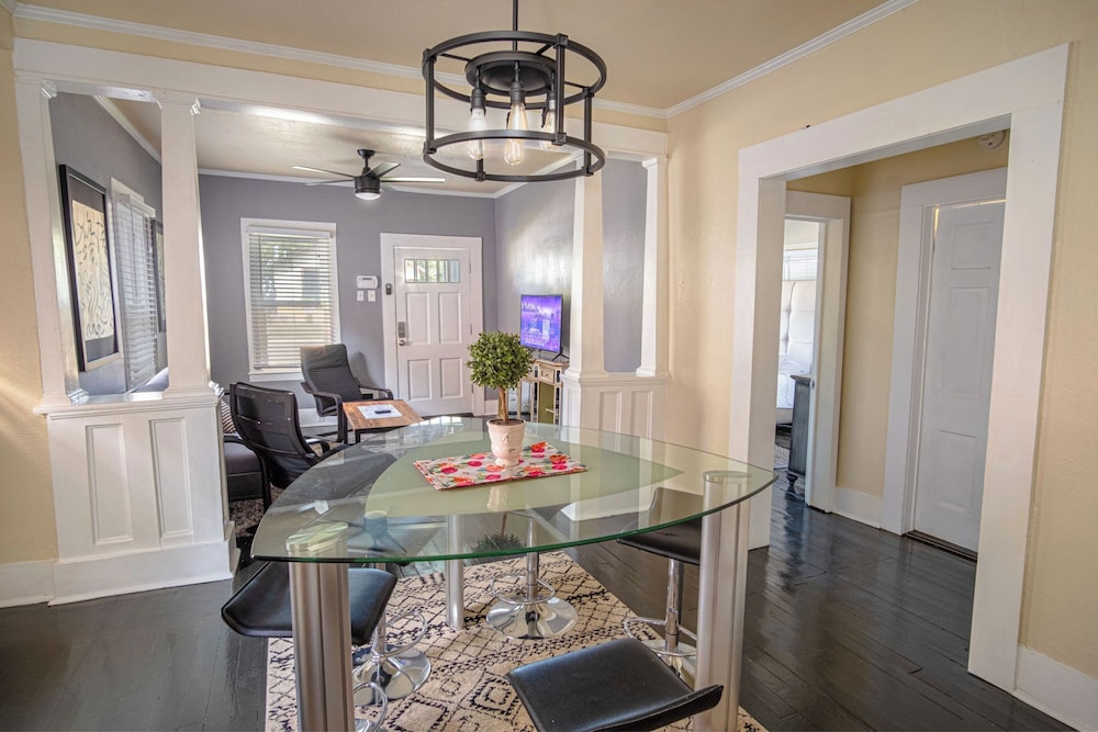 Brand New Listing cozy Historic House 5mindt — 4-Star Luxury Hotel in San Antonio, United States