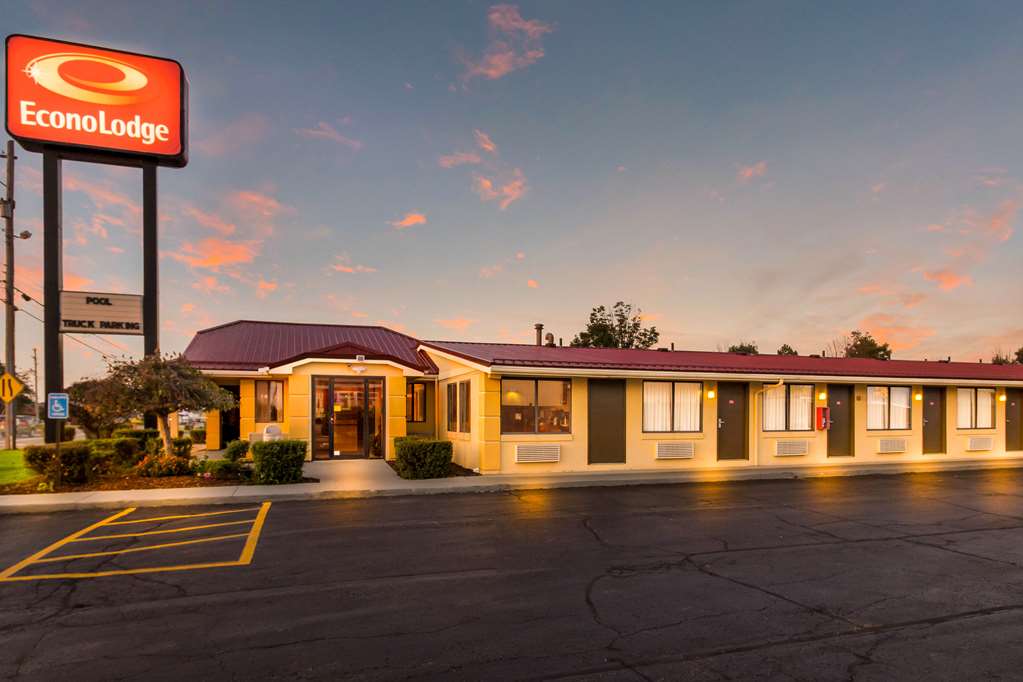 Econo Lodge Norwalk - photo 25