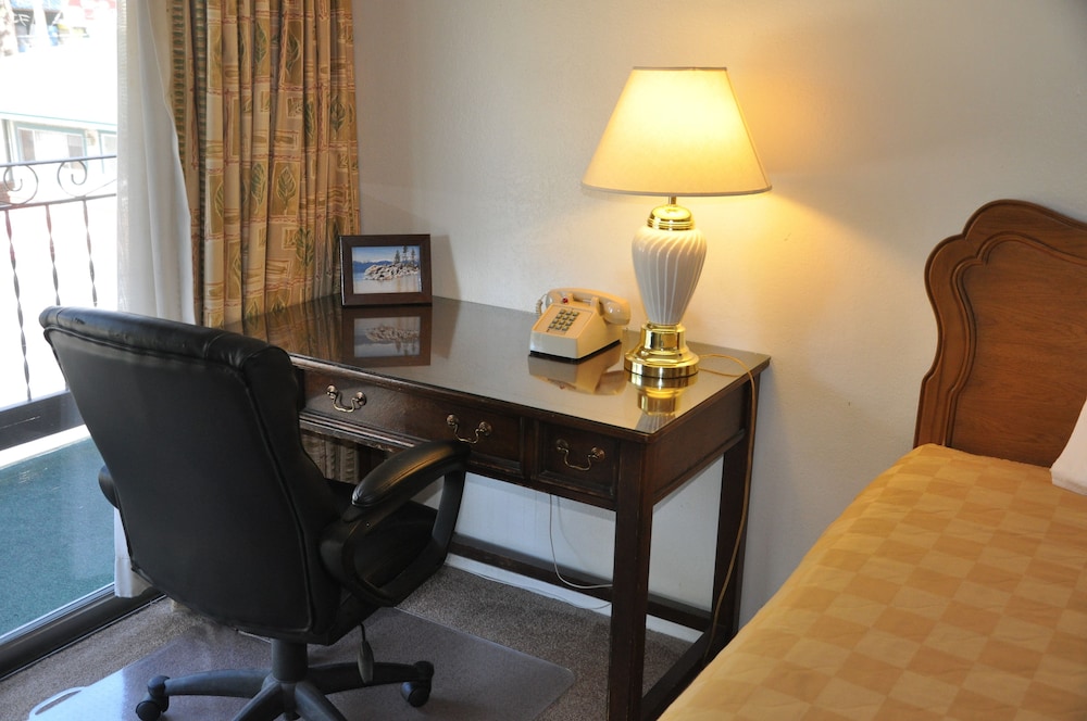 Cedar Inn & Suites - photo 35