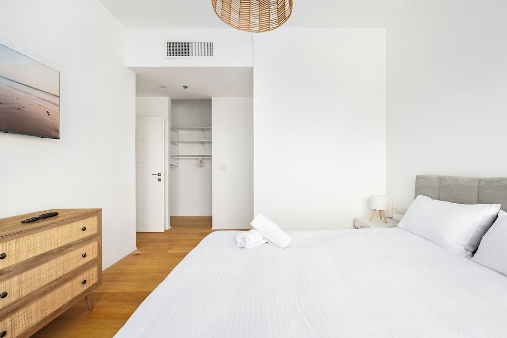 Luxury Tower 3BR Beach View High Floor in Bat Yam, Israel