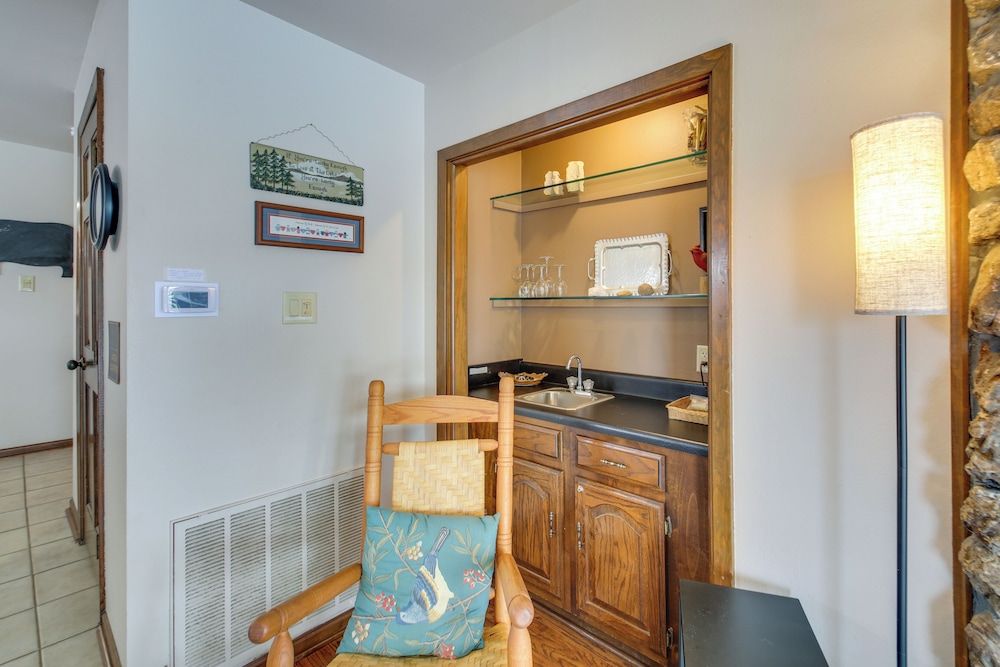 5 Mi to Casino: Waterfront Condo in Hot Springs - photo 6