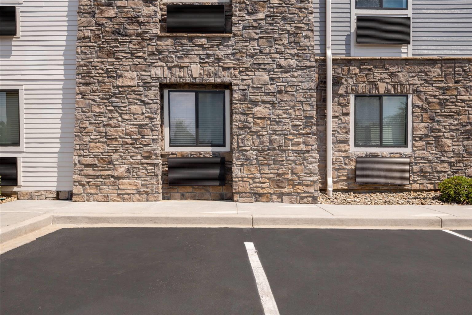 La Quinta Inn & Suites by Wyndham Greenville Woodruff Rd. - photo 29