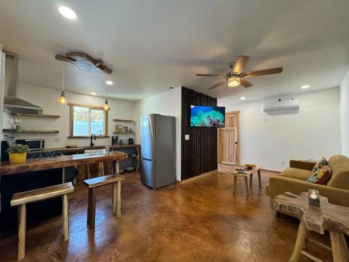 Vacation House in Ontario Two Bedroom Brand New and Hand Made Furniture — 4-Star Luxury Hotel in Ontario, United States