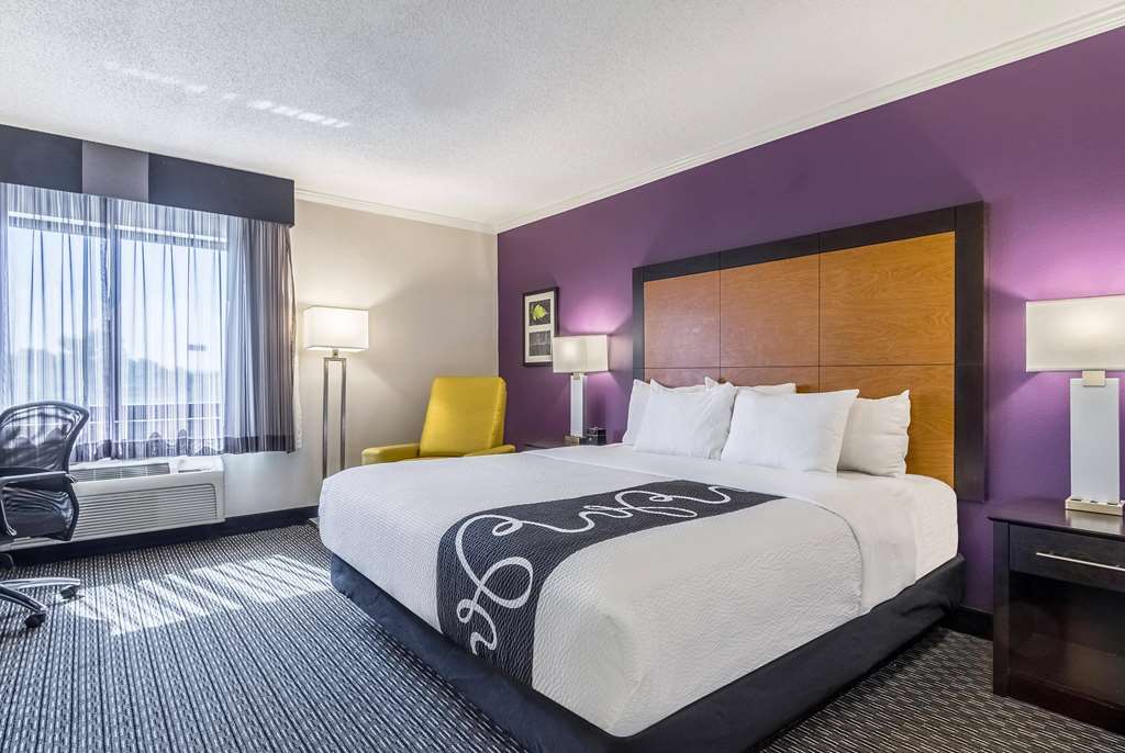 La Quinta Inn & Suites by Wyndham Univ Area Chapel Hill - photo 17