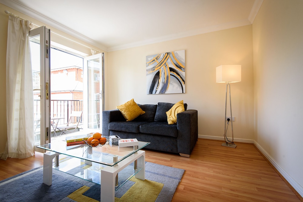 Karah Suites Harescombe House — 4-Star Luxury Hotel in Gloucester, United Kingdom