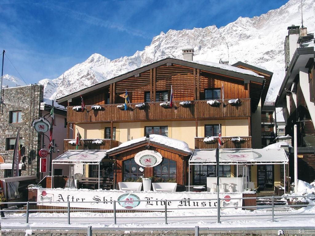 The Dragon Hotel & Thistles Pub in Valtournenche, Italy