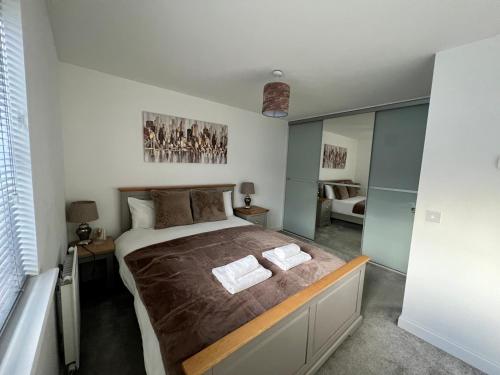 Beautiful 4 Bedroom House with Private Garden & Parking — 4-Star Luxury Hotel in Edinburgh, United Kingdom