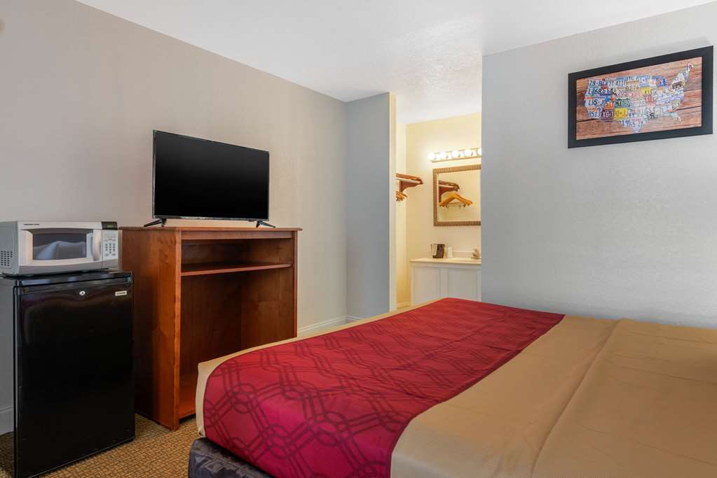 Econo Lodge Airport at RJ Stadium - photo 16