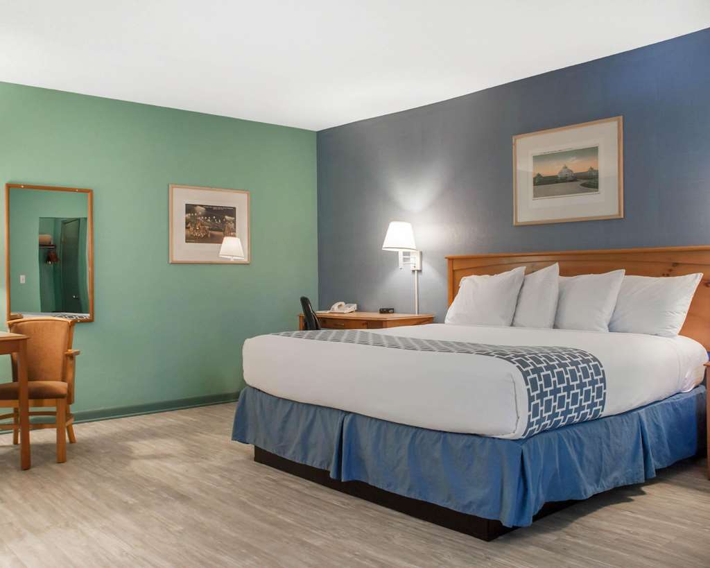 Econo Lodge South - photo 12