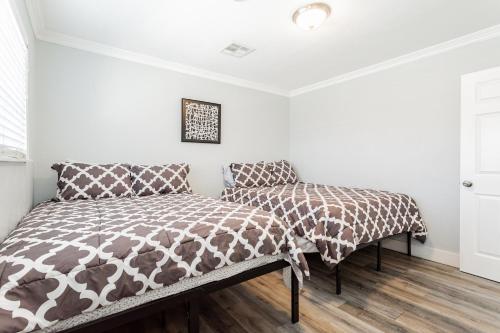 Spacious 5 Bedroom Retreat with Pool Minutes from the Las Vegas Strip
